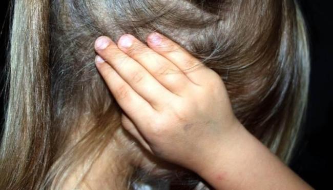 Mãe estranha comportamento da filha de seis anos e descobre abuso sexual