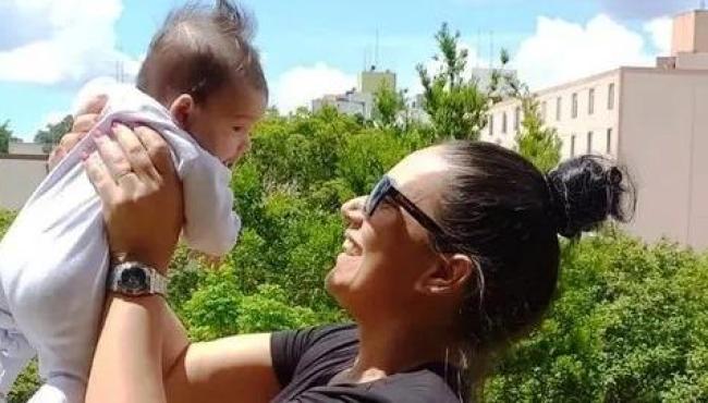 Mãe pede autorização ao cartório para registrar o nome da filha