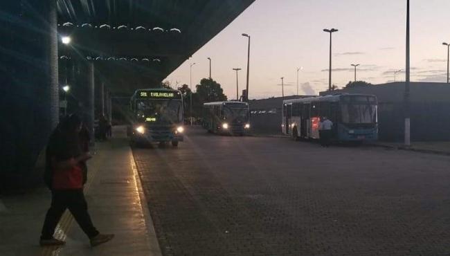 Mãe tenta enforcar bebê dentro do Terminal de Jacaraípe, no ES, e é presa