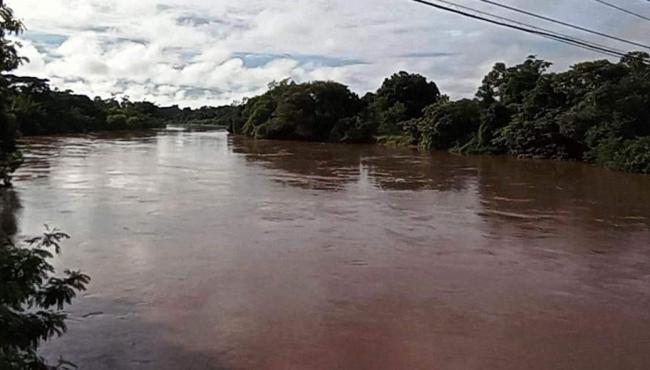 Mãe tenta matar filhos de 5 e 6 anos afogados em rio