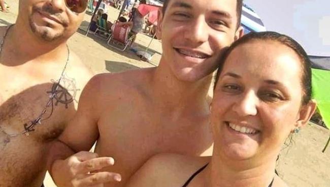 Mãe teria dirigido com marido e filho mortos no carro antes de ser assassinada, diz polícia