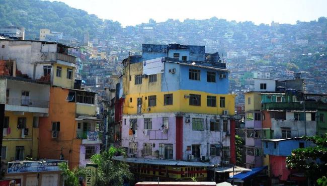 Mães em favelas têm pouco tempo para cuidar de crianças na pandemia