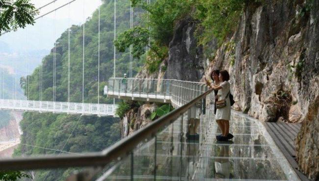 Maior ponte de vidro no mundo é inaugurada no Vietnã