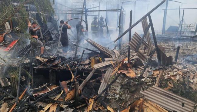 Mais de 15 moradias são atingidas por incêndio em Cubatão (SP)