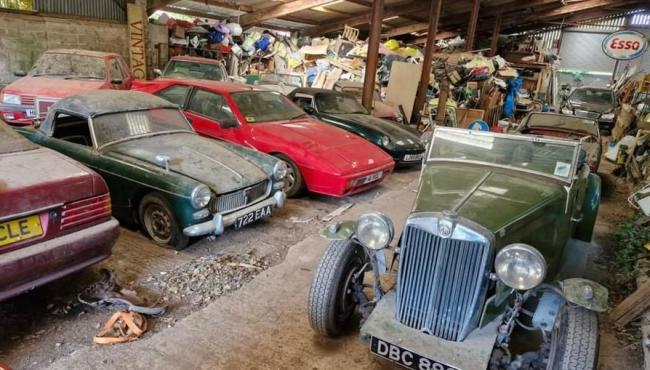 Mais de 200 carros clássicos esquecidos são achados em celeiros