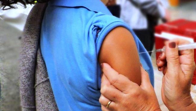 Mais de 200 mil adolescentes estão aptos à dose de reforço no Espírito Santo