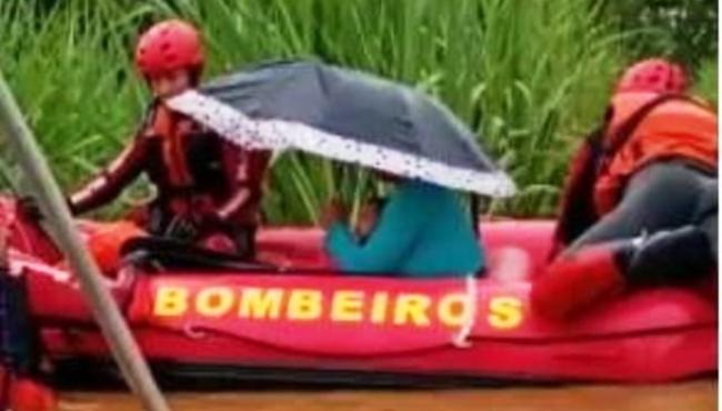 Mais de 4 mil pessoas no ES estão fora de casa; bombeiros resgatam mãe e bebê em Viana