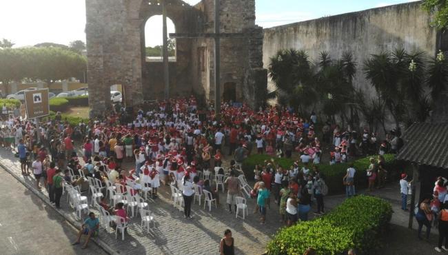 Mais de 500 vozes, de dez escolas da Rede Municipal, dão as boas-vindas ao espírito natalino em São Mateus, ES