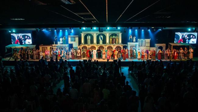 Mais de 60 artistas vão se apresentar com uma orquestra ao vivo durante musical de Natal no Centro de Celebrações de Vitória, no ES