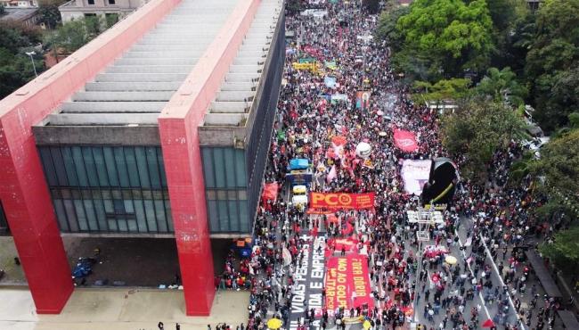 Manifestantes fazem atos contra Bolsonaro e a favor da vacina