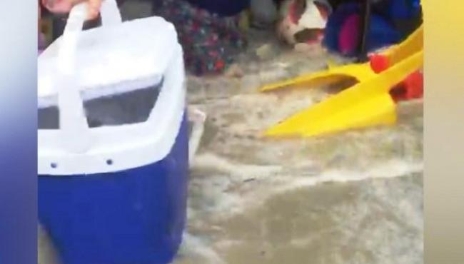 Mar avança em praia, causa estragos e arrasta turistas em Ubatuba, SP