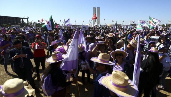 Marcha das Margaridas deve reunir mais de 100 mil mulheres em Brasília nesta terça-feira (15)