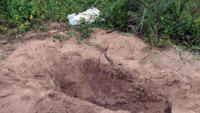 Marido faz cova no quintal e ameaça matar e enterrar a mulher