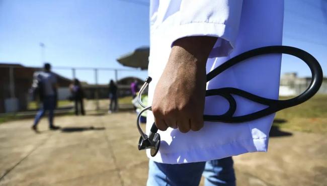 MEC pune mais de 50 cursos de medicina por desempenho insuficiente