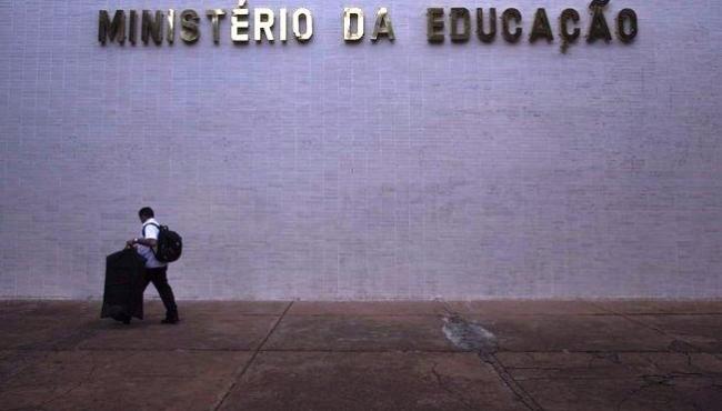 MEC vai vetar artigo que libera ensino remoto até fim de 2021