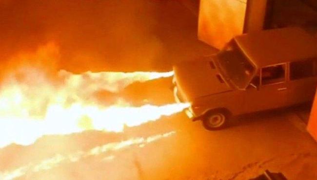 Mecânico constrói carro que lança jatos de fogo de 6 m pelos faróis