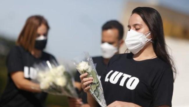 Média móvel de mortes por Covid-19 segue estável no Brasil há 2 semanas