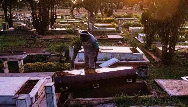 Média móvel de mortes por Covid no Brasil é a menor em um mês