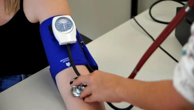 Médicos alertam para riscos de prescrição de testosterona para mulher