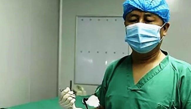 Médicos removem sanguessuga gigante da cabeça de criança na China