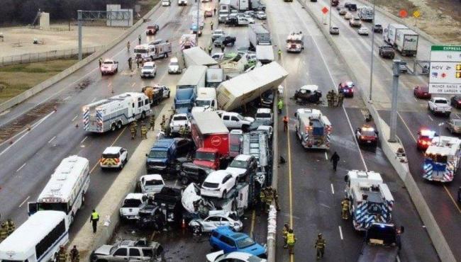 Mega engavetamento com 100 carros deixa ao menos 8 mortos nos EUA