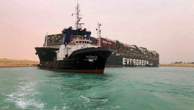 Meganavio encalha no Canal de Suez e causa congestionamento naval