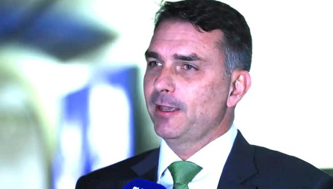 Mendonça incluiu Flávio Bolsonaro como investigado no caso Dark Horse