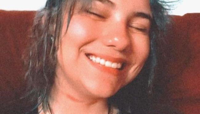 Menina com síndrome que a faz xingar sem querer implora ajuda e viraliza na web