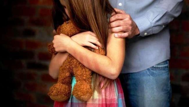 Menina de 11 anos engravida após estupro; padrasto e ex da avó são suspeitos