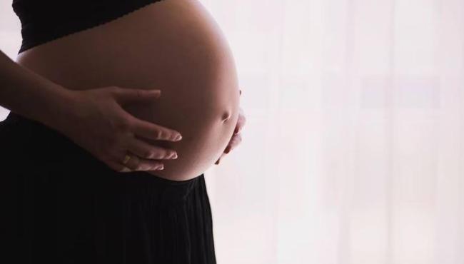 Menina de 13 anos engravidou ao brincar de “roleta russa”
