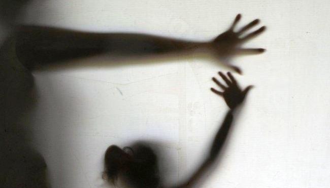 Menina de 9 anos é estuprada pelo próprio pai e pelo vizinho dela