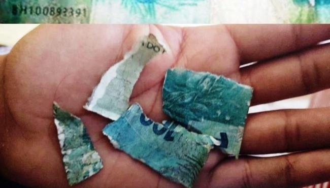 Menino chorou ao descobrir que nota recebida em semáforo era falsa