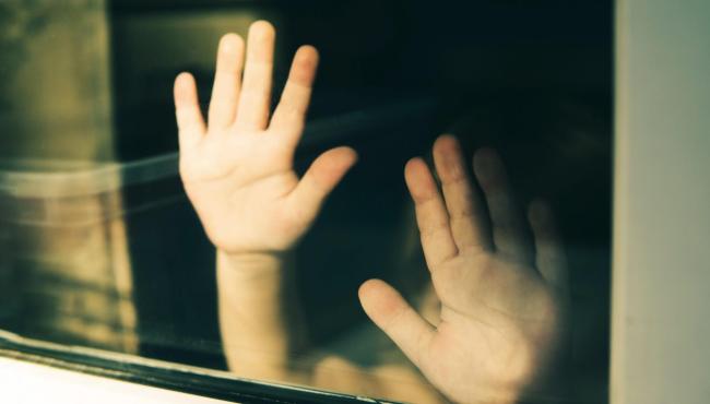 Menino de 2 anos morre de fome após pai sofrer ataque cardíaco