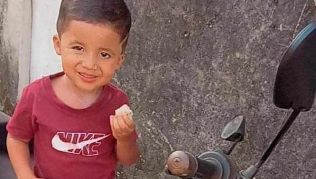 Menino de 4 anos é encontrado morto em piscina de salão de festas