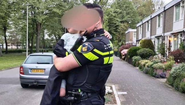 Menino de 4 anos ‘rouba’ carro da mãe, dá um passeio e é elogiado pela polícia: ‘Novo Max Verstappen’