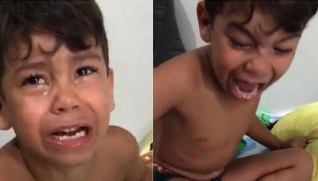 Menino pede para jogar o pé no lixo após entrar uma farpa e viraliza