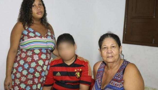 Menino que chora sangue: Doença misteriosa desespera família da criança