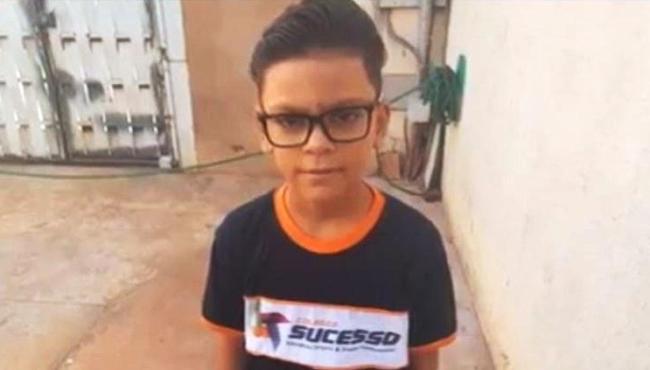 Menino que fugiu após incendiar escritório é encontrado escondido embaixo de mesa