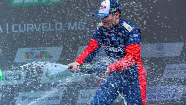 Mesmo com batida, Hugo Cibien sobe ao pódio na Copa Truck