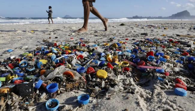 Micro e nanoplásticos contaminam água, ar e alimentos, mostra estudo