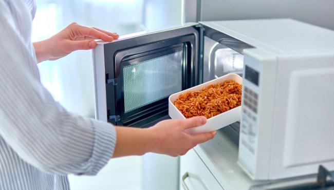 Micro-ondas reduz a qualidade dos alimentos? Entenda os efeitos