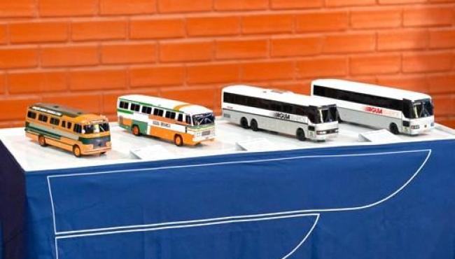 Miniaturas de ônibus recontam 80 anos da Viação Águia Branca em exposição itinerante pelo Brasil