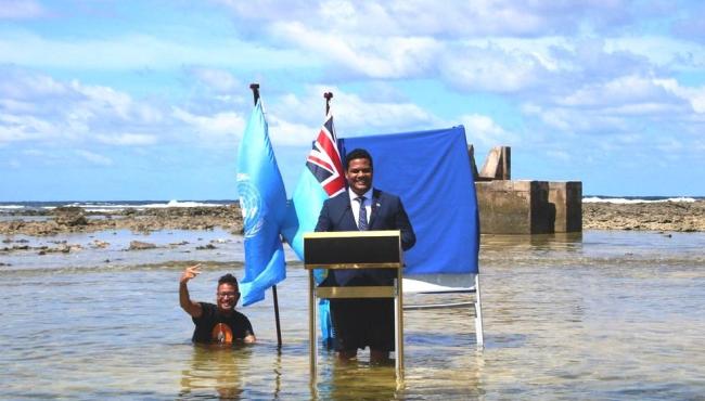 Ministro de Tuvalu grava discurso para COP 26 de dentro do mar em protesto contra risco de ilha desaparecer