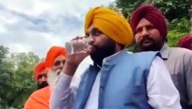 Ministro indiano bebe 'água sagrada' de rio poluído e acaba hospitalizado com infecção