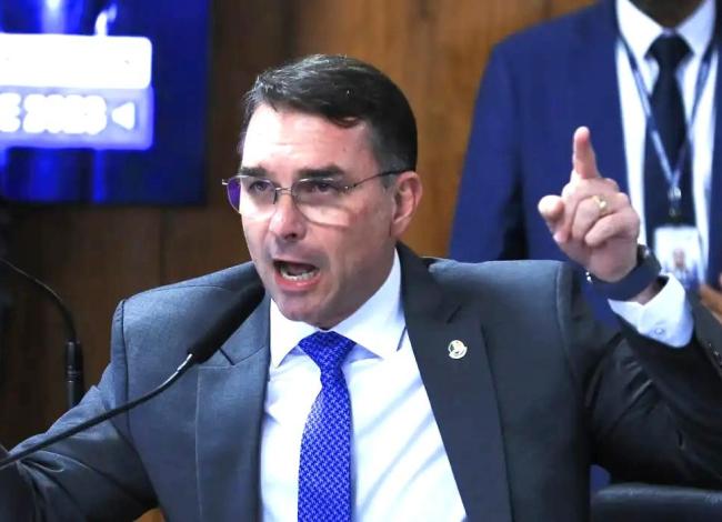 Missão pede investigação sobre filiação falsa de Flávio ao partido