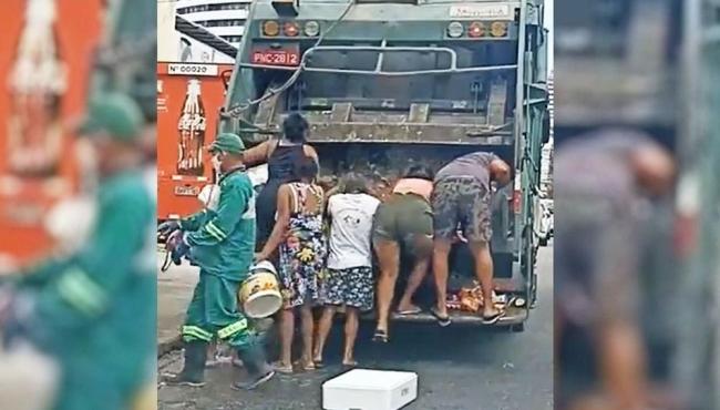 Moradores coletam comida em caminhão de lixo em Fortaleza