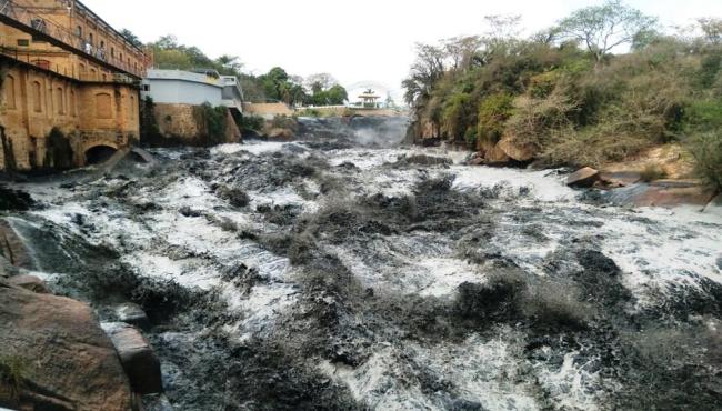 Moradores de Salto registram água preta no rio Tietê: ‘Parece petróleo’
