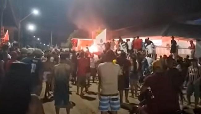 Moradores invadem delegacia, agridem e queimam vivo suspeito de feminicídio