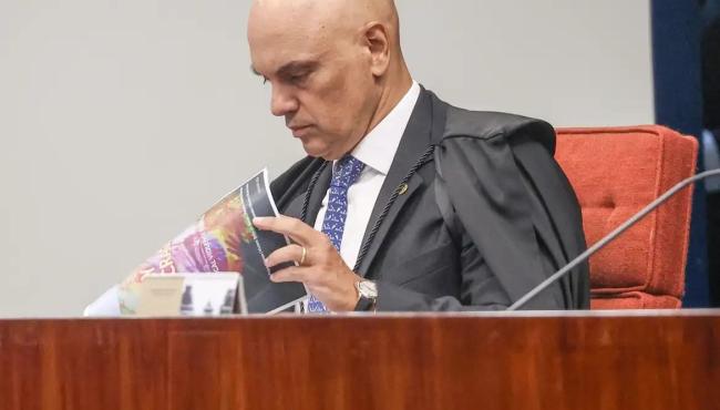 Moraes dá 24 horas para Bolsonaro explicar arma apreendida em blitz
