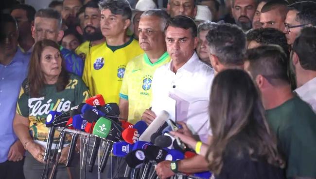 Moraes manda Flávio entregar passaporte e o proíbe de deixar o país